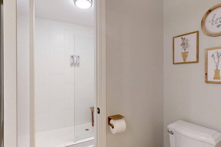 Building Photo - 512 Camp Ct