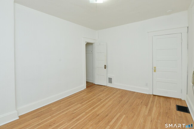 Building Photo - 390 Clinton St