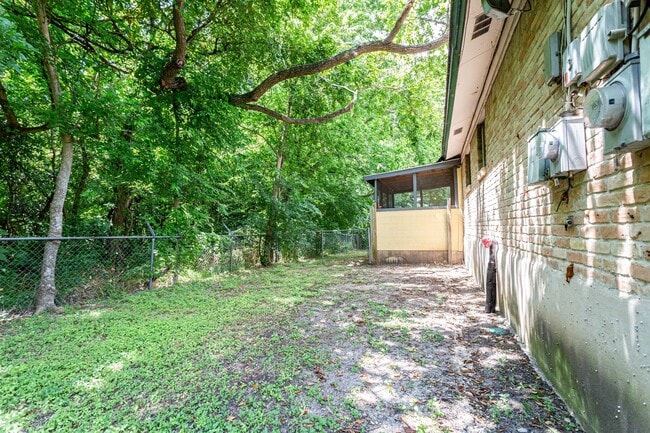 Building Photo - 3004 Pecan Springs Rd