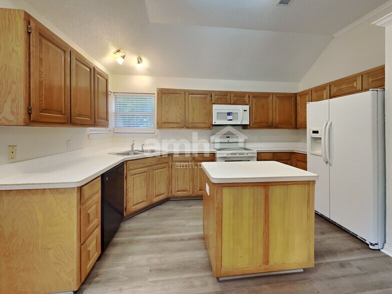 Building Photo - 605 Arbor Ln
