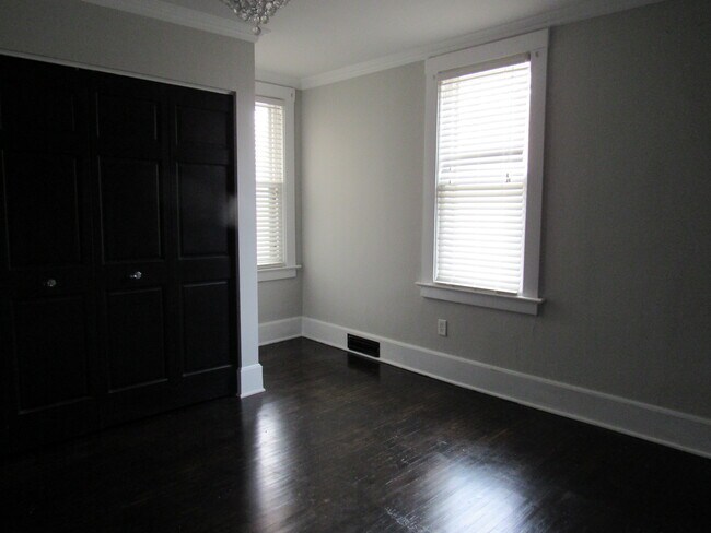 Building Photo - 2322 E 11th St