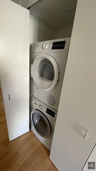 Building Photo - Beautiful 3 Bedroom 2.5 bath Apartment In ...