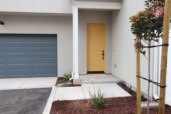 Building Photo - 1713 River Vis