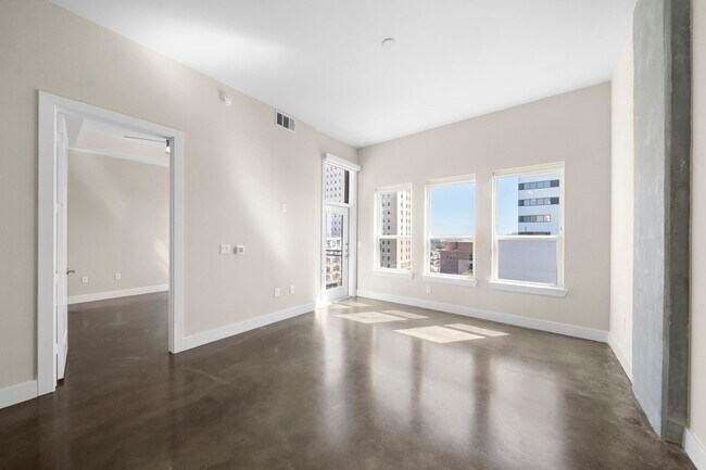 Building Photo - 1825 N San Jacinto Street Unit 641