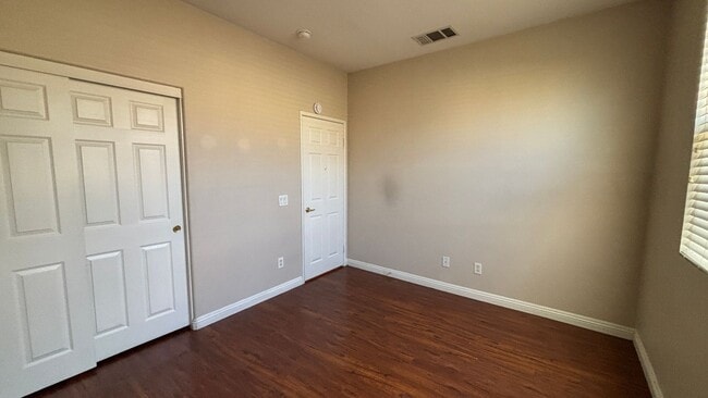 Building Photo - Lovely Townhouse Located in Lake Elsinore!