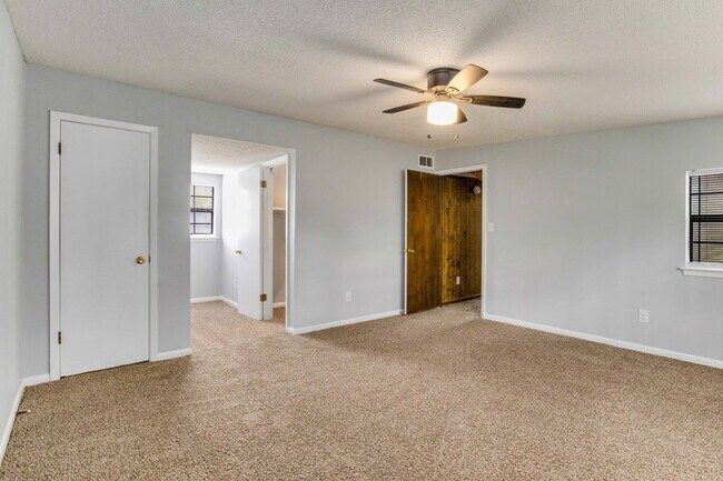Building Photo - BRIGHT AND BEAUTIFUL DUPLEX CLOSE TO UWF!