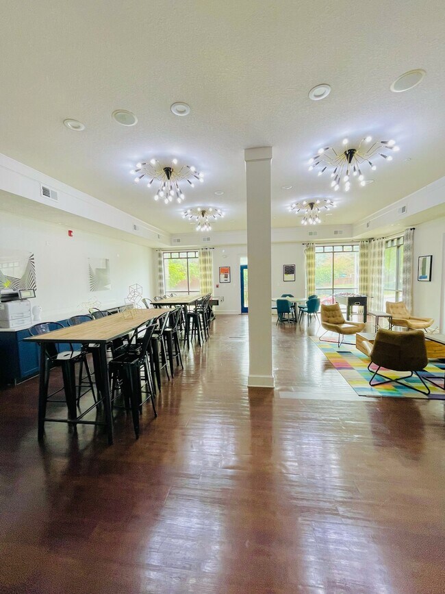 Business Center & Lounge - 240 North Ave NE