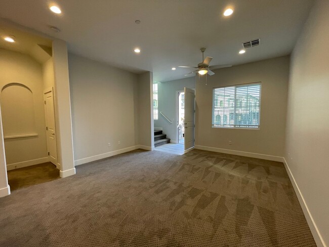 Building Photo - Beautiful Townhome in Providence Gated Com...