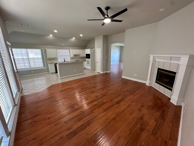 Building Photo - 3 Bedroom and 2 Bath Home with 2 Car Garage