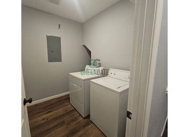 Building Photo - Gorgeous 1 Bedroom, 1 Bathroom Home Availa...