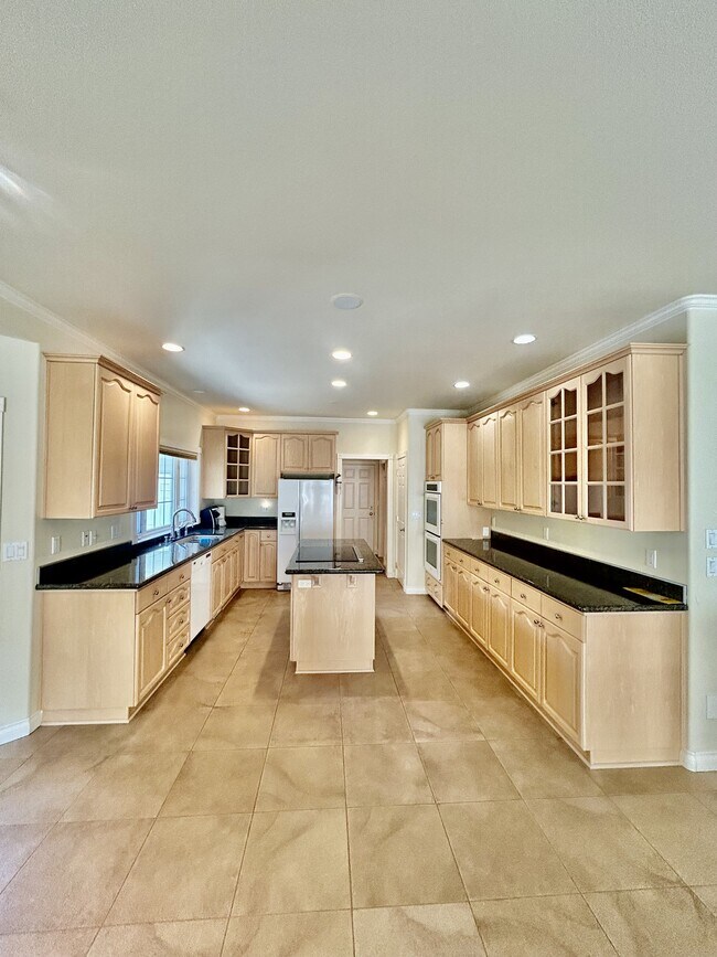 Building Photo - 560 E Maberry Dr