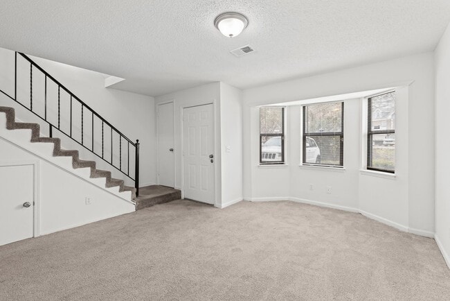 Building Photo - Stylish & Newly Renovated 3 Bedroom 1.5 Ba...