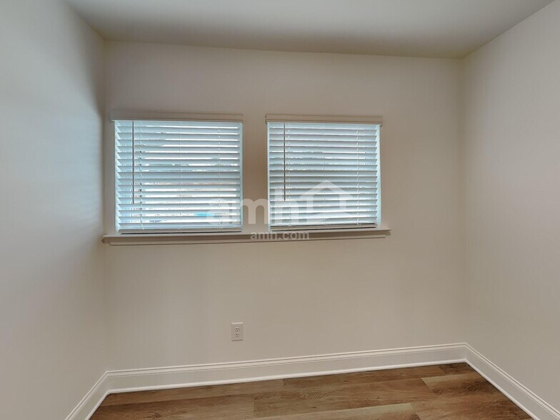 Building Photo - 112 Punderson Dr