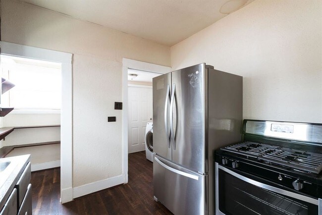 Large pantry, stainless steel appliances - 3811 Fox St