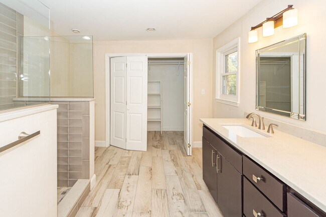 Building Photo - 4 Bedroom 2.5 Bath House in Montclair - We...
