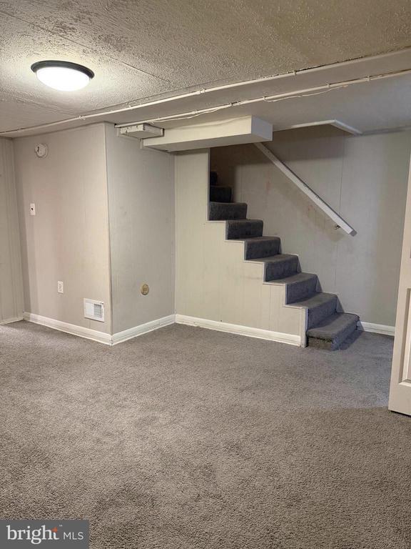 Building Photo - 202 W Edgevale Rd