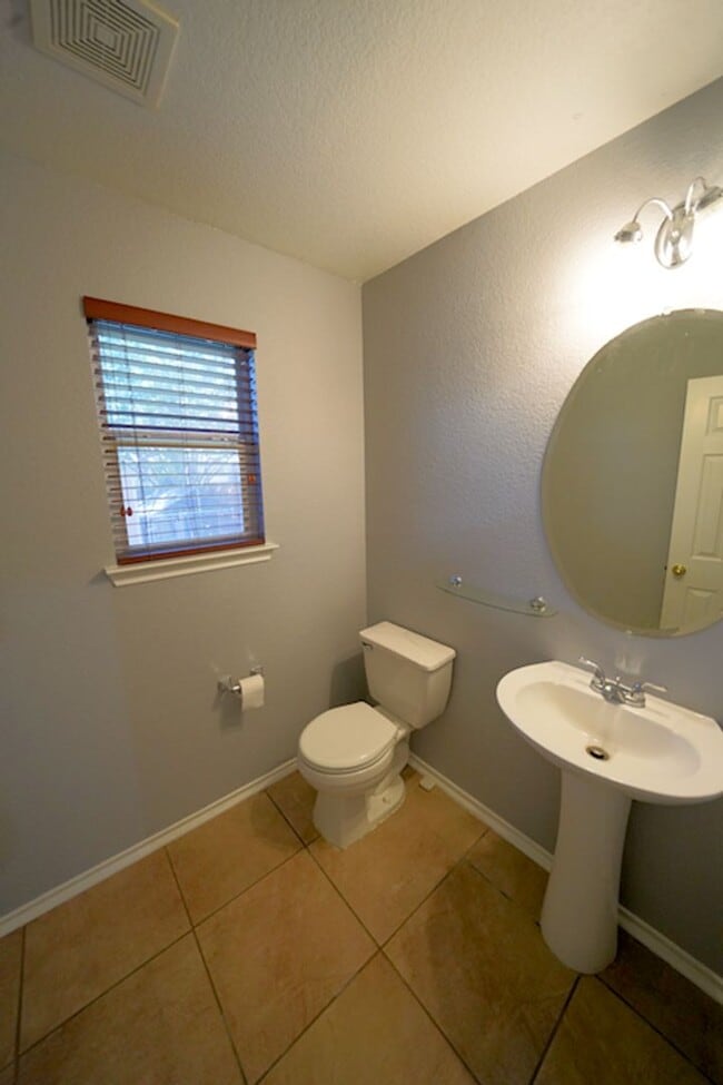 Building Photo - Lovely Cul-De-Sac Home in Schertz/Cibolo N...