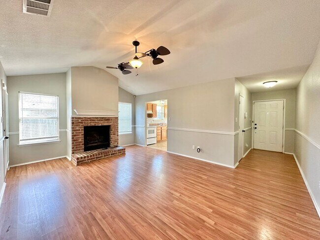 Building Photo - Discover the charm of this 3 bed 2 bath ex...