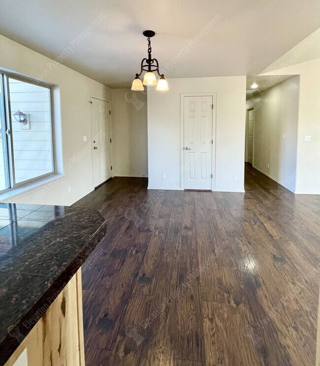 Building Photo - Charming 3-bedroom in heart of Sisters