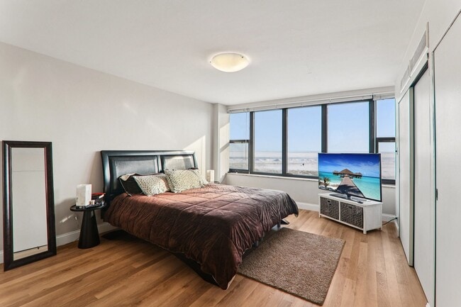 Building Photo - 5801 N Sheridan Rd