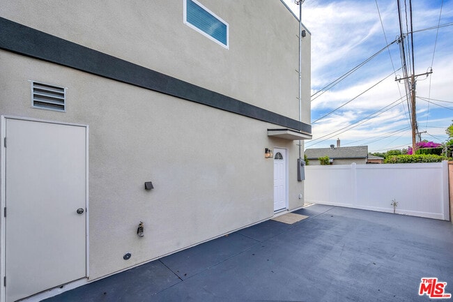 Building Photo - 6625 Duchess Dr