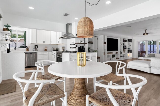 Building Photo - 2233 SE 15th St