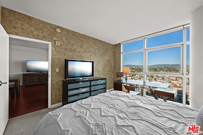 Building Photo - 13700 Marina Pointe Dr