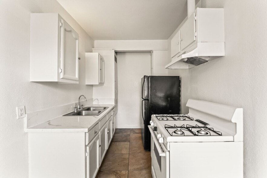 Building Photo - 709 E 108th St