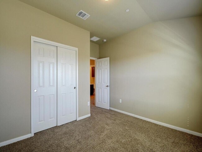 Building Photo - 1620 Bryant Dr