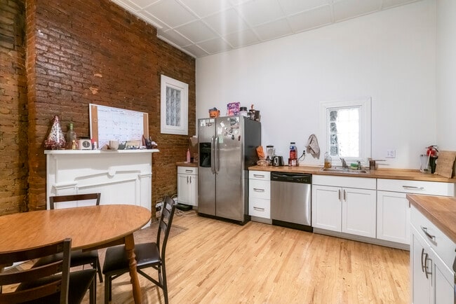 Building Photo - 2120 E Carson St