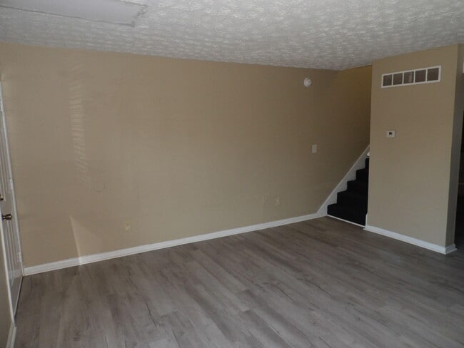 Building Photo - 217 Landings Dr