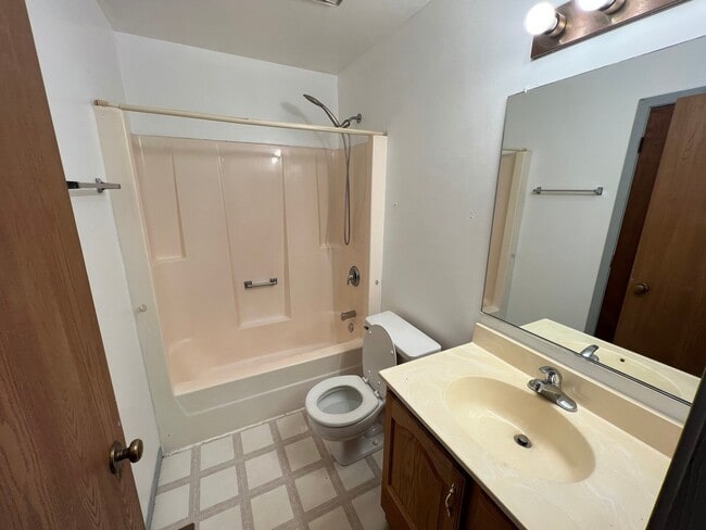 Building Photo - 725 Clearwood Ct