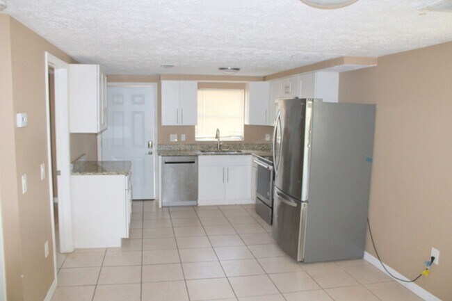 Building Photo - Updated Duplex unit