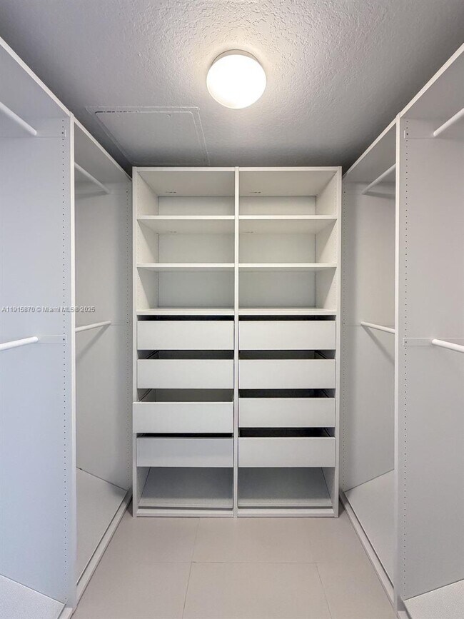 Building Photo - 1800 N Bayshore Dr