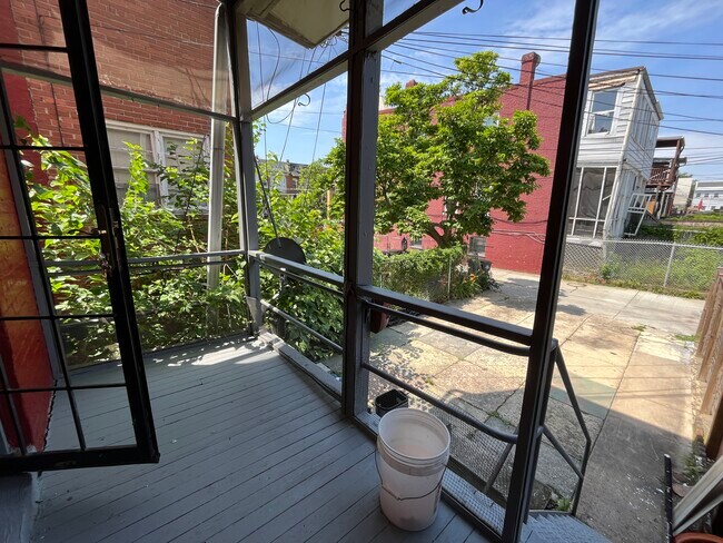 Building Photo - Private room in 3 bedroom Washington Apart...