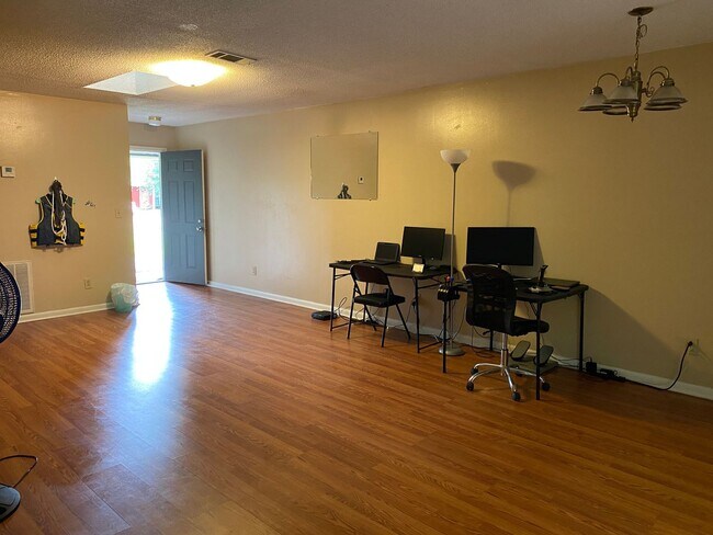 Building Photo - 2 Bed 1 Bath Duplex