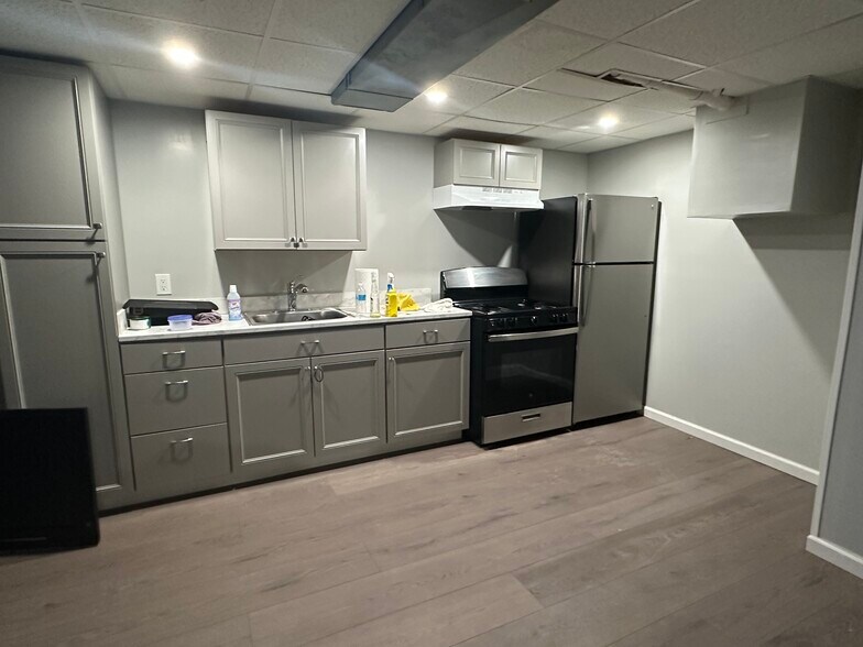 Kitchen - 7041 Clinton St