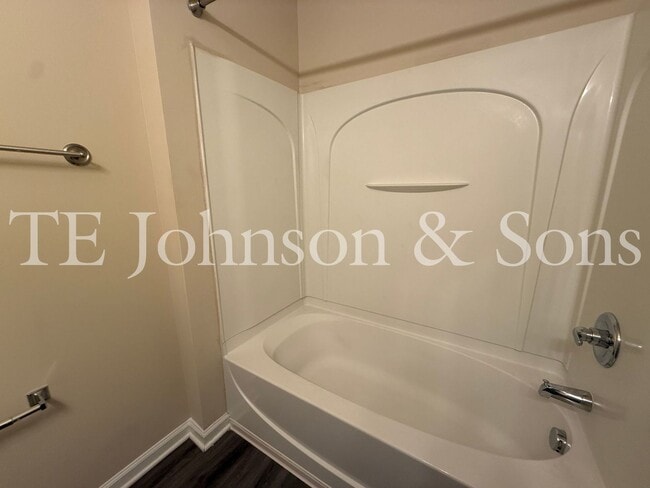 Building Photo - Lovely 2 Bedroom Condo Off Hwy 150