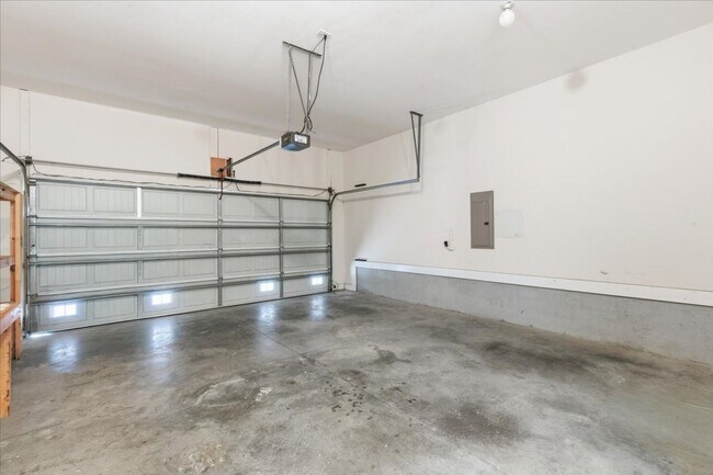 Building Photo - Welcome to Your Ideal Home: Where Luxury a...