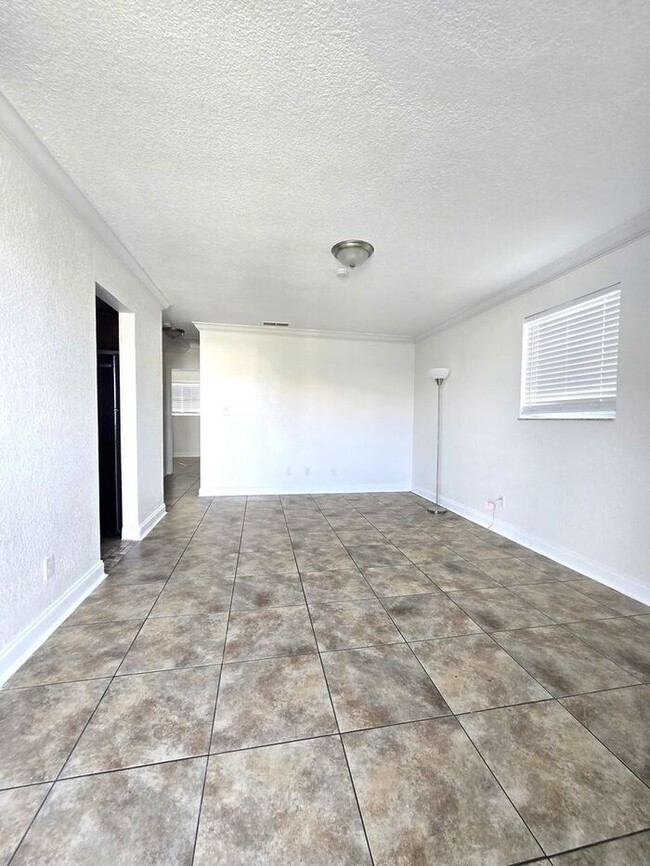 Building Photo - Beautiful 2/1 Condo for Rent - Ask For 1st...