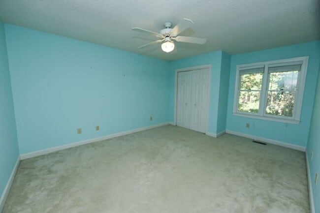 Building Photo - End Unit 3 Bedroom Townhome in Popular Woo...