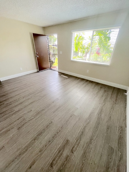 Building Photo - 831 S Oaks Ave