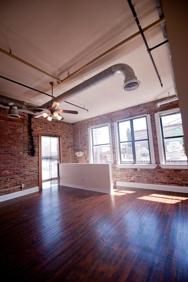 Building Photo - Downtown Lofts 201-202