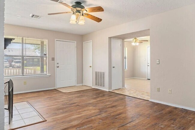 Building Photo - 4013 SW Sunflower Ln