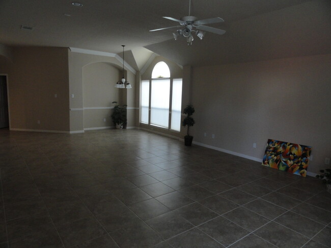 Building Photo - 10024 Lisi Anne Dr