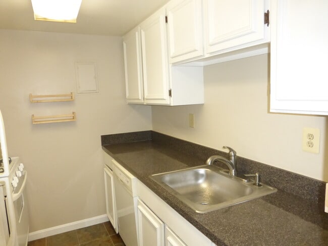 Modern updated kitchen - 1300 Army Navy Dr