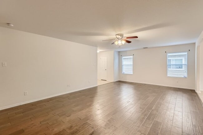 Building Photo - Stunning 3 bedroom for rent off TPC and Bu...