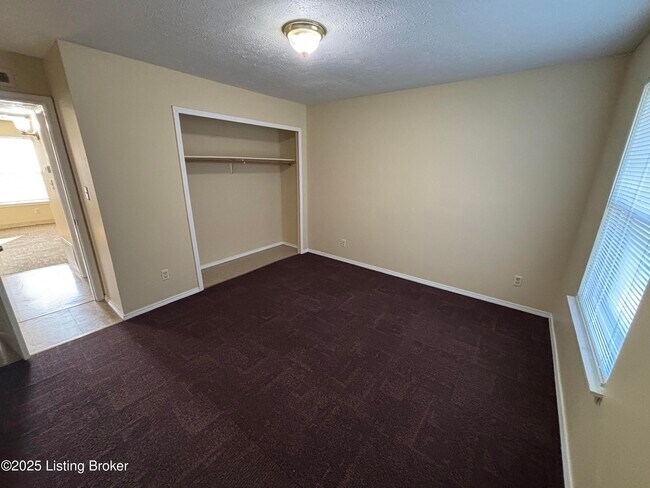 Building Photo - 819 Colonial Park Dr