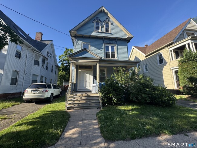 Building Photo - 117 Maple St
