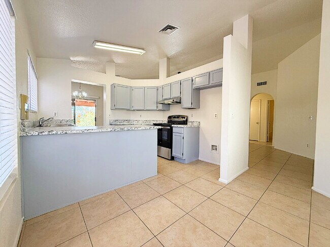 Building Photo - Golf Course Backyard! Updated 3-Bed Home i...